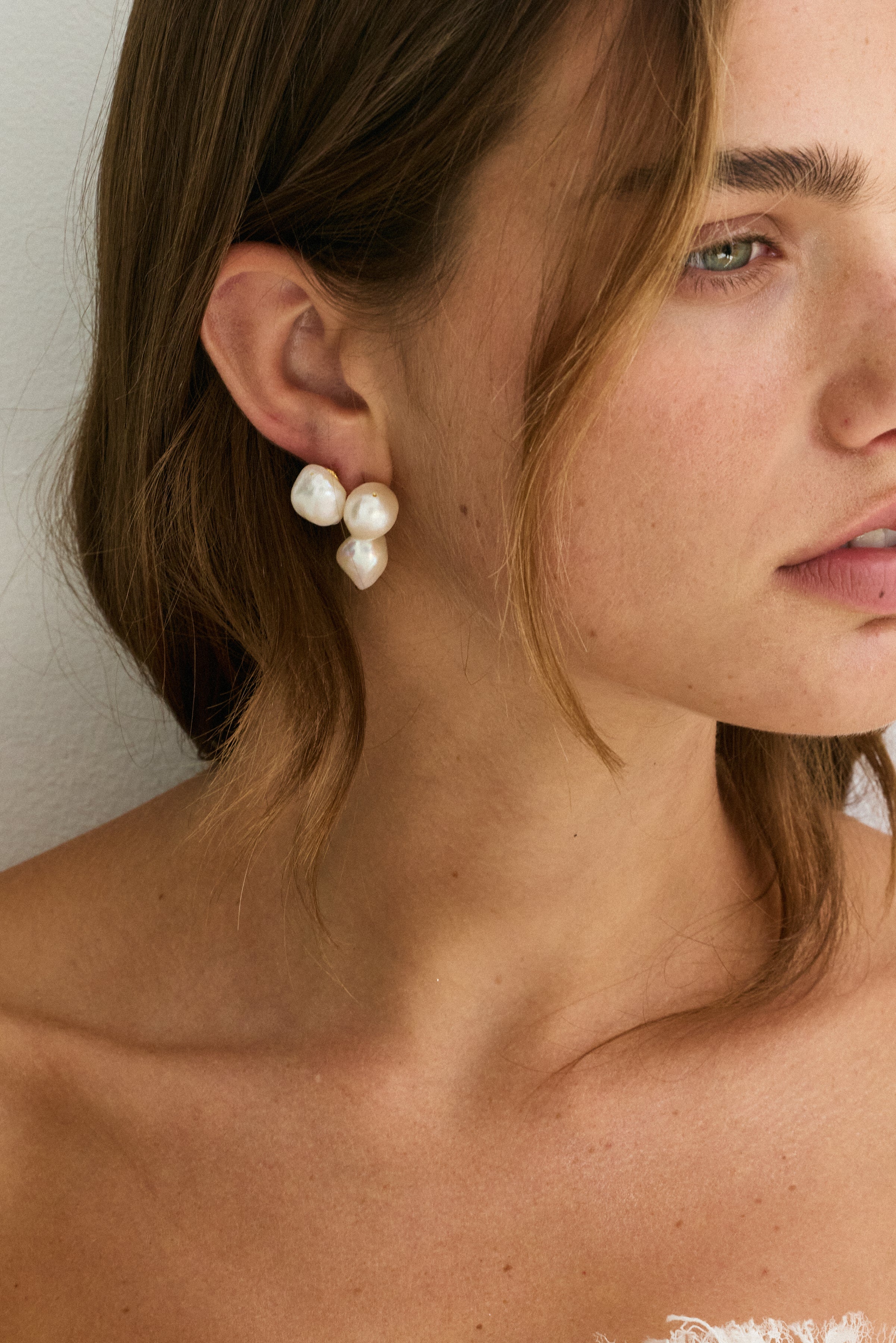 Lydia Studs Pearl
