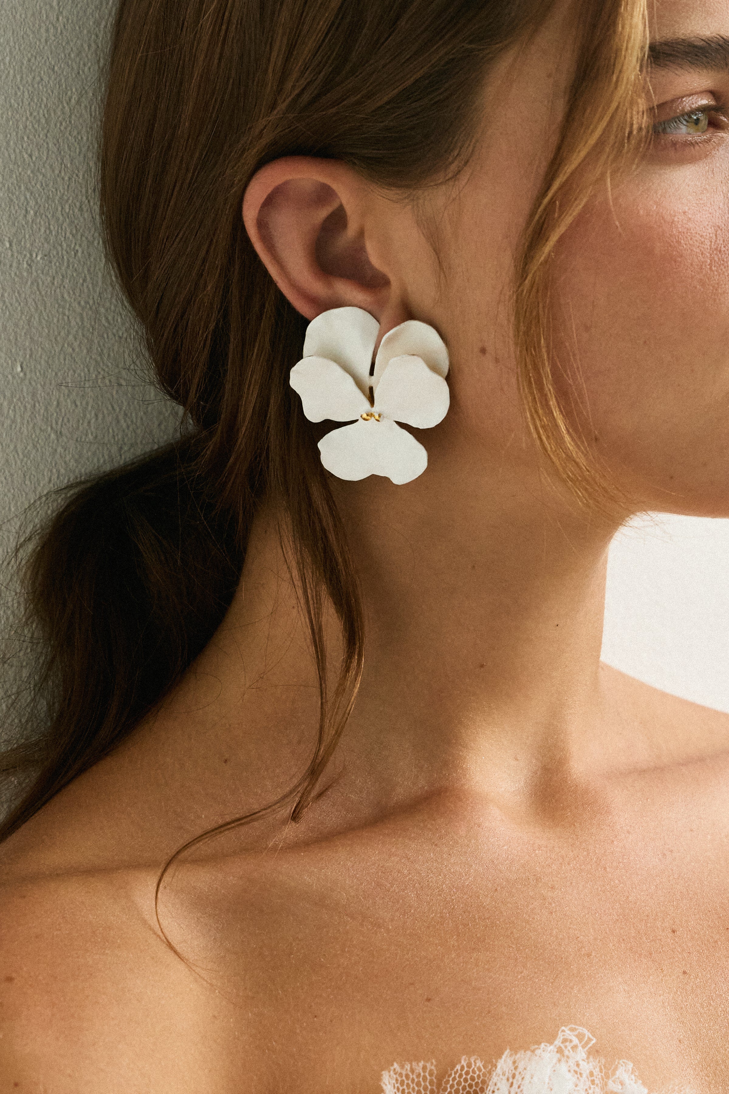 Mia Earrings White