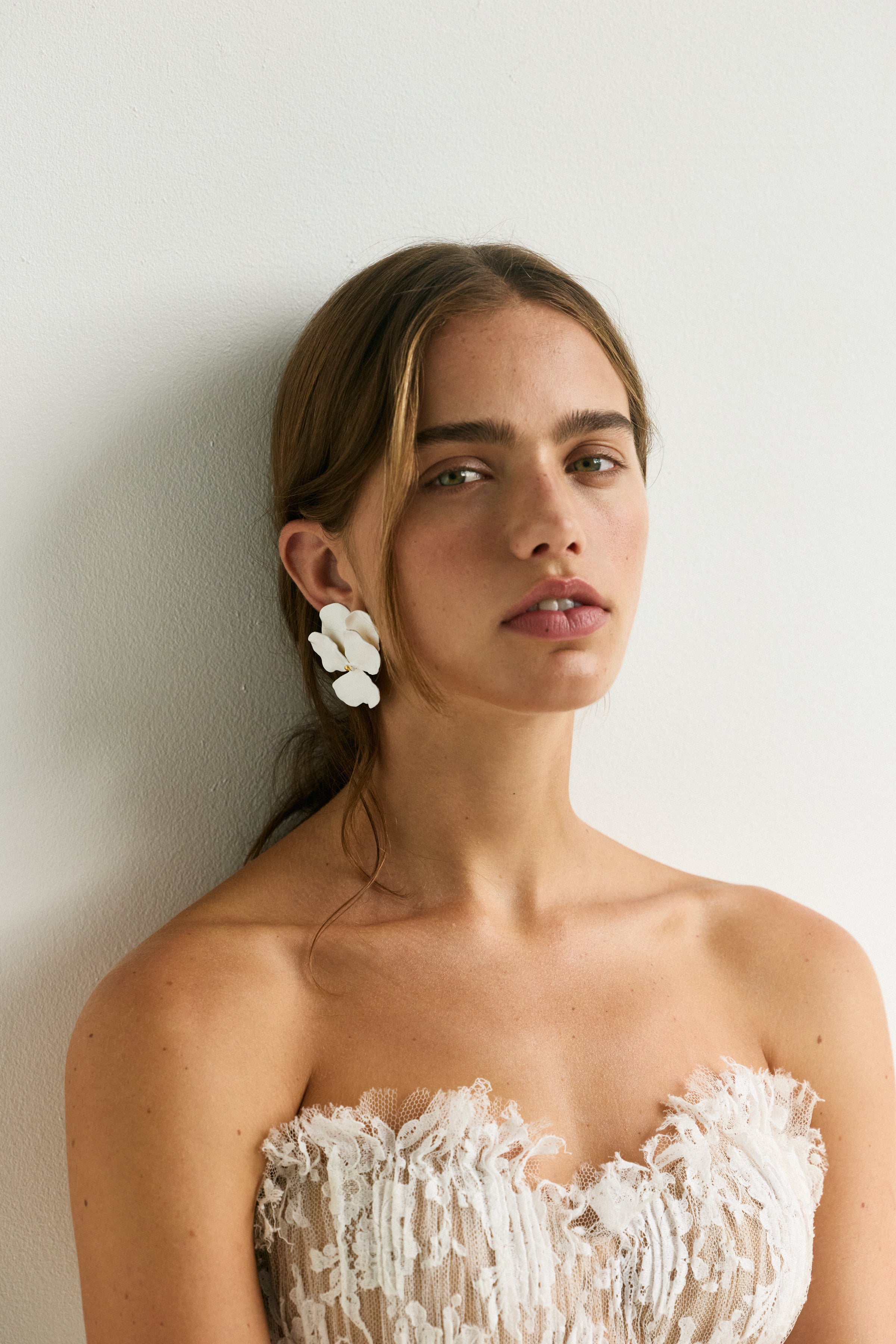 Mia Earrings White